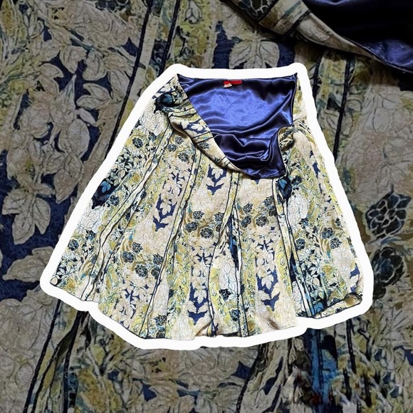Super cute detailed green and navy blue Tapemeasure with flower detailing pleats - Picture 1 of 4